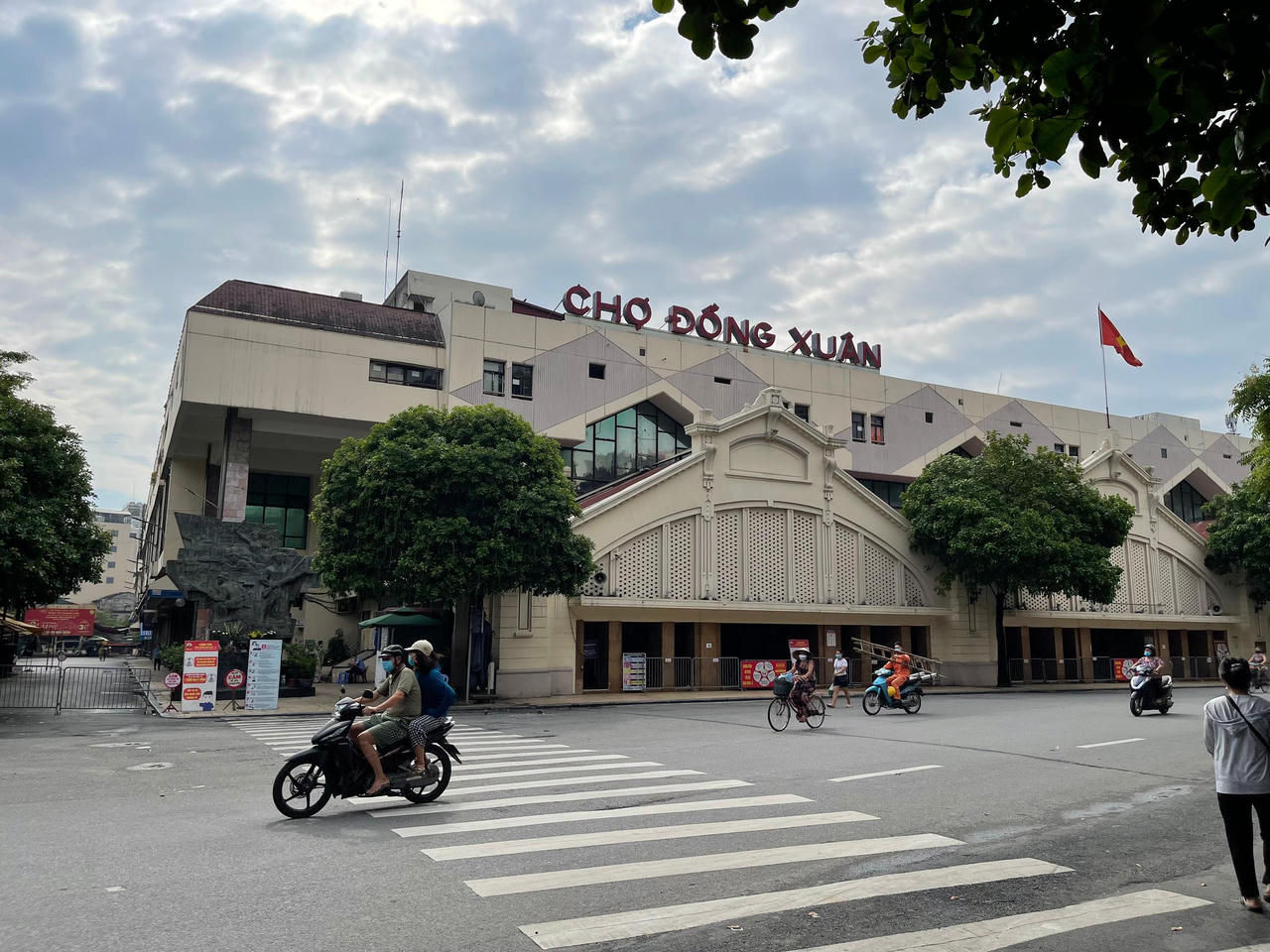 Hà Nội trong ngày đầu giãn cách: Chỗ vắng vẻ, nơi đông đúc