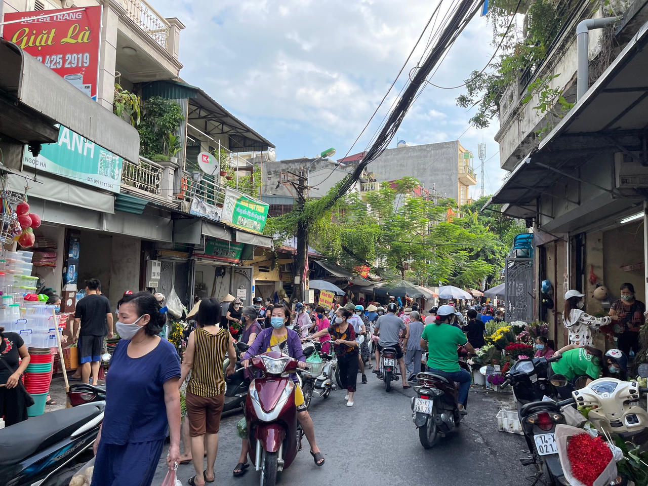 Hà Nội trong ngày đầu giãn cách: Chỗ vắng vẻ, nơi đông đúc