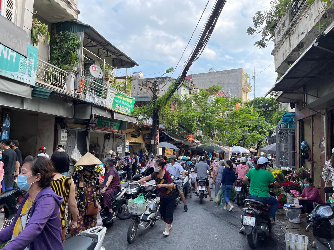 Hà Nội trong ngày đầu giãn cách: Chỗ vắng vẻ, nơi đông đúc