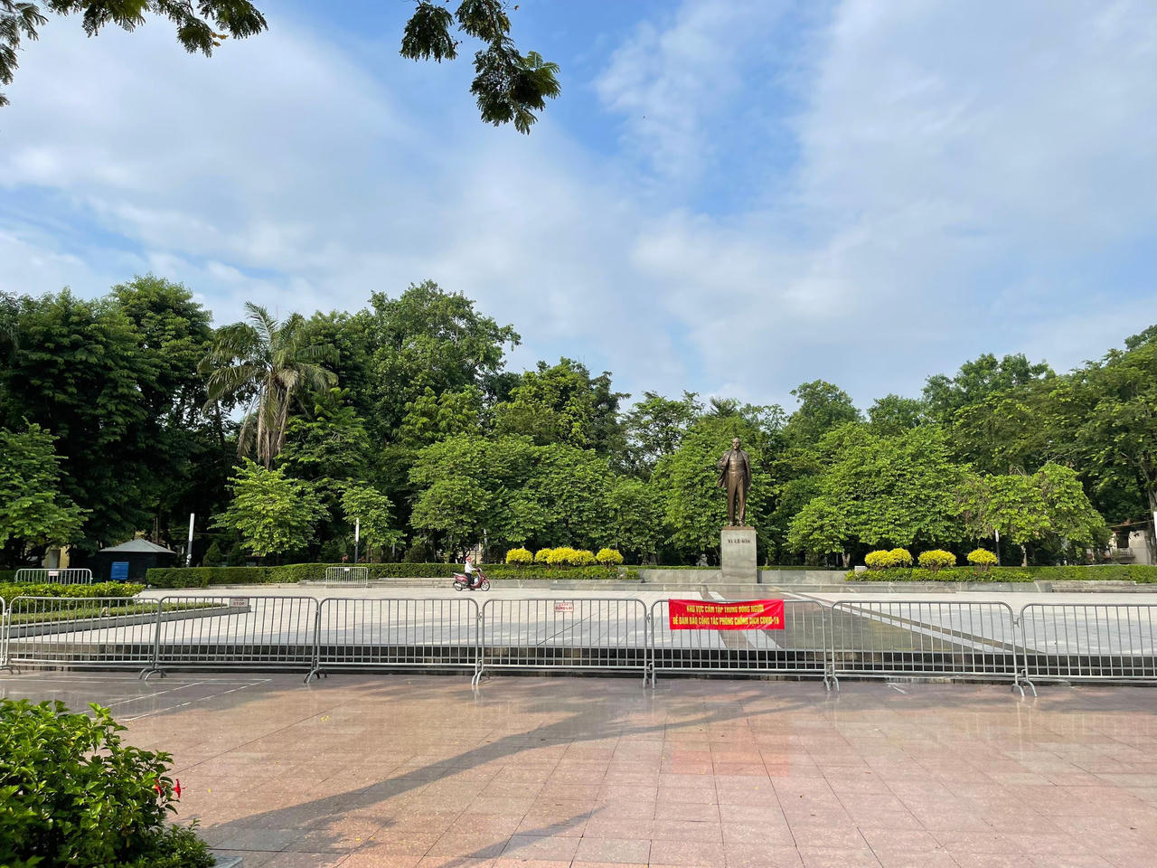 Hà Nội trong ngày đầu giãn cách: Chỗ vắng vẻ, nơi đông đúc