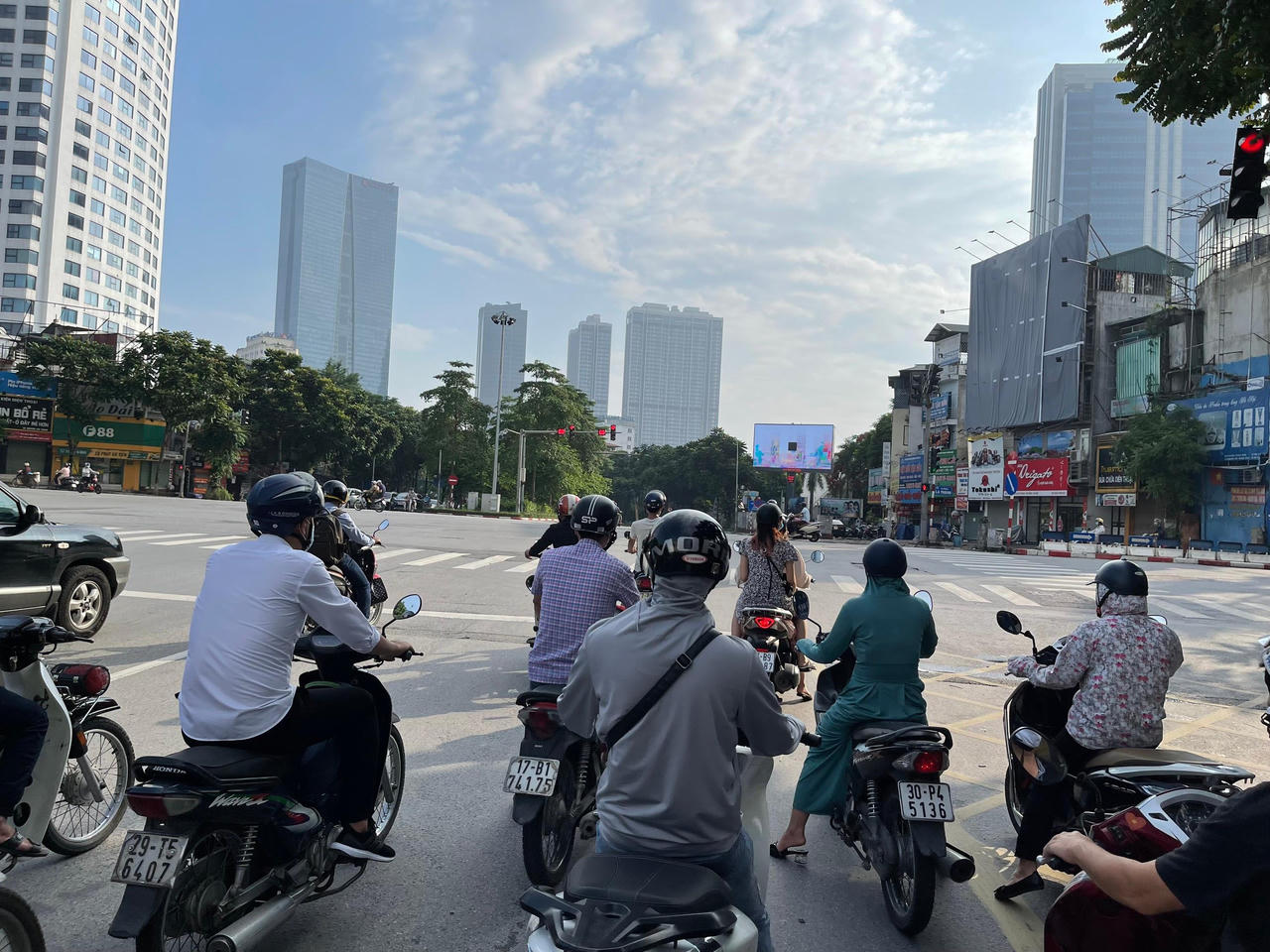 Hà Nội trong ngày đầu giãn cách: Chỗ vắng vẻ, nơi đông đúc