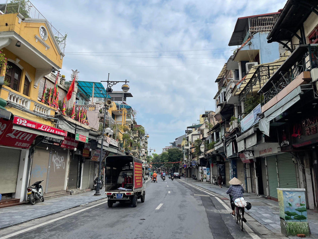 Hà Nội trong ngày đầu giãn cách: Chỗ vắng vẻ, nơi đông đúc