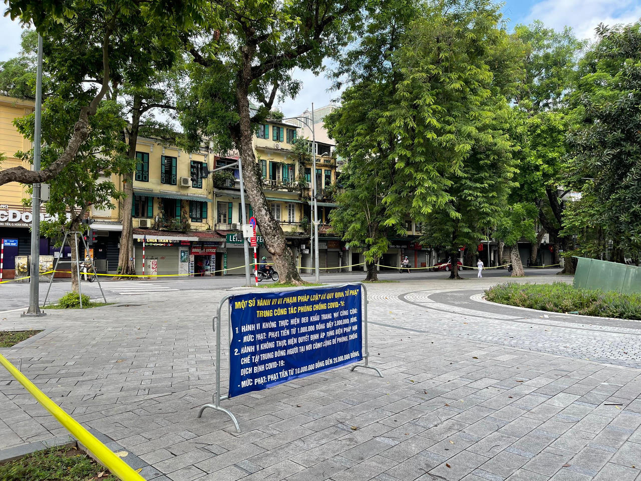 Hà Nội trong ngày đầu giãn cách: Chỗ vắng vẻ, nơi đông đúc