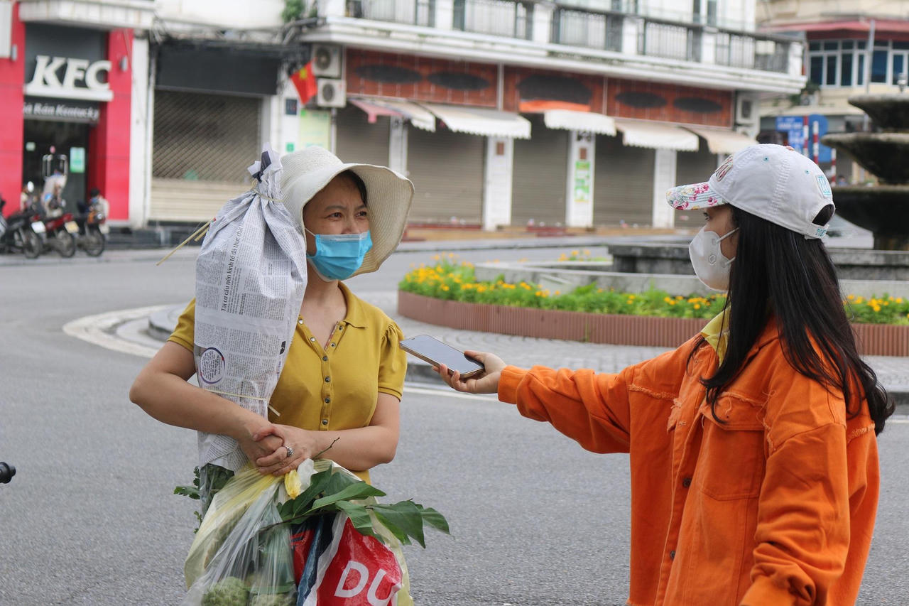 Hà Nội trong ngày đầu giãn cách: Chỗ vắng vẻ, nơi đông đúc