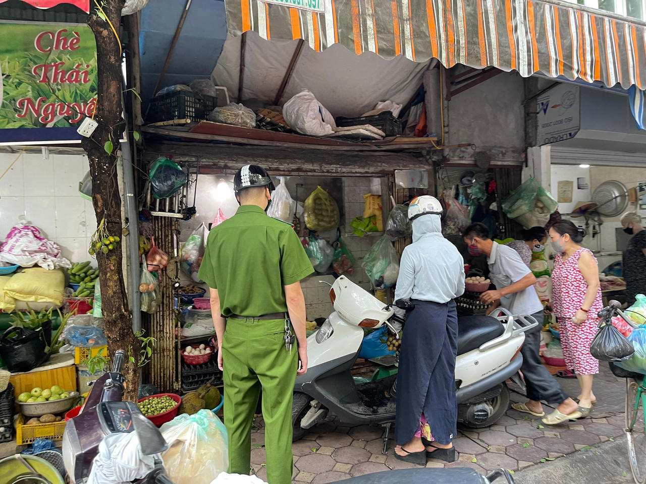 Hà Nội trong ngày đầu giãn cách: Chỗ vắng vẻ, nơi đông đúc