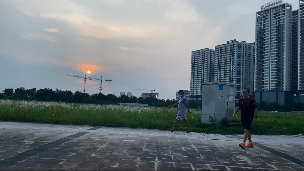 Nhiều người Hà Nội vô tư tập thể dục bên đường, 'bất chấp' giãn cách xã hội