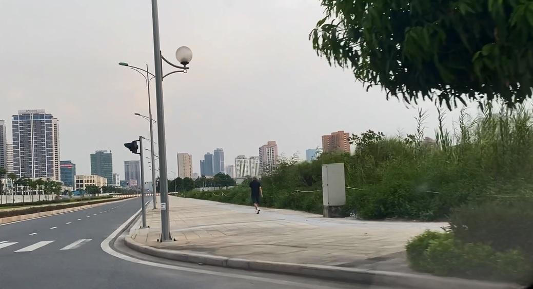 Nhiều người Hà Nội vô tư tập thể dục bên đường, 'bất chấp' giãn cách xã hội