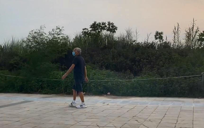 Nhiều người Hà Nội vô tư tập thể dục bên đường, 'bất chấp' giãn cách xã hội