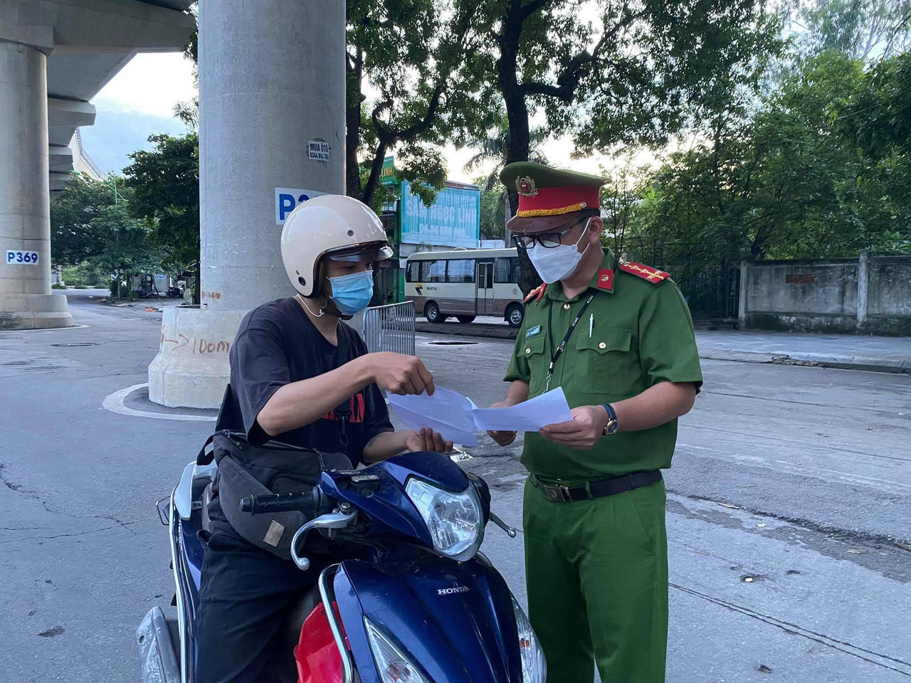 'Căng mình' kiểm soát người đi liều, vượt chốt ở Hà Nội