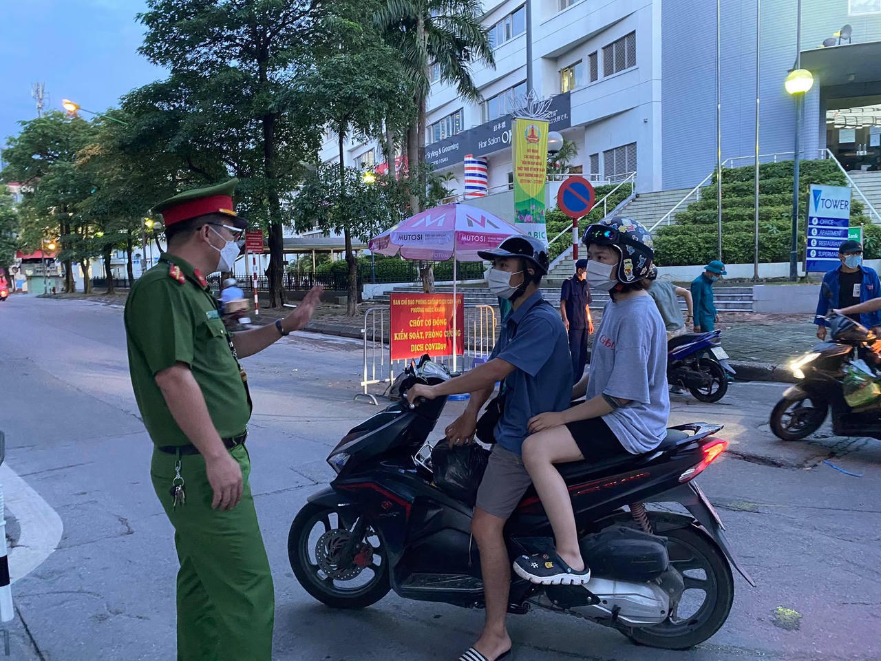 'Căng mình' kiểm soát người đi liều, vượt chốt ở Hà Nội