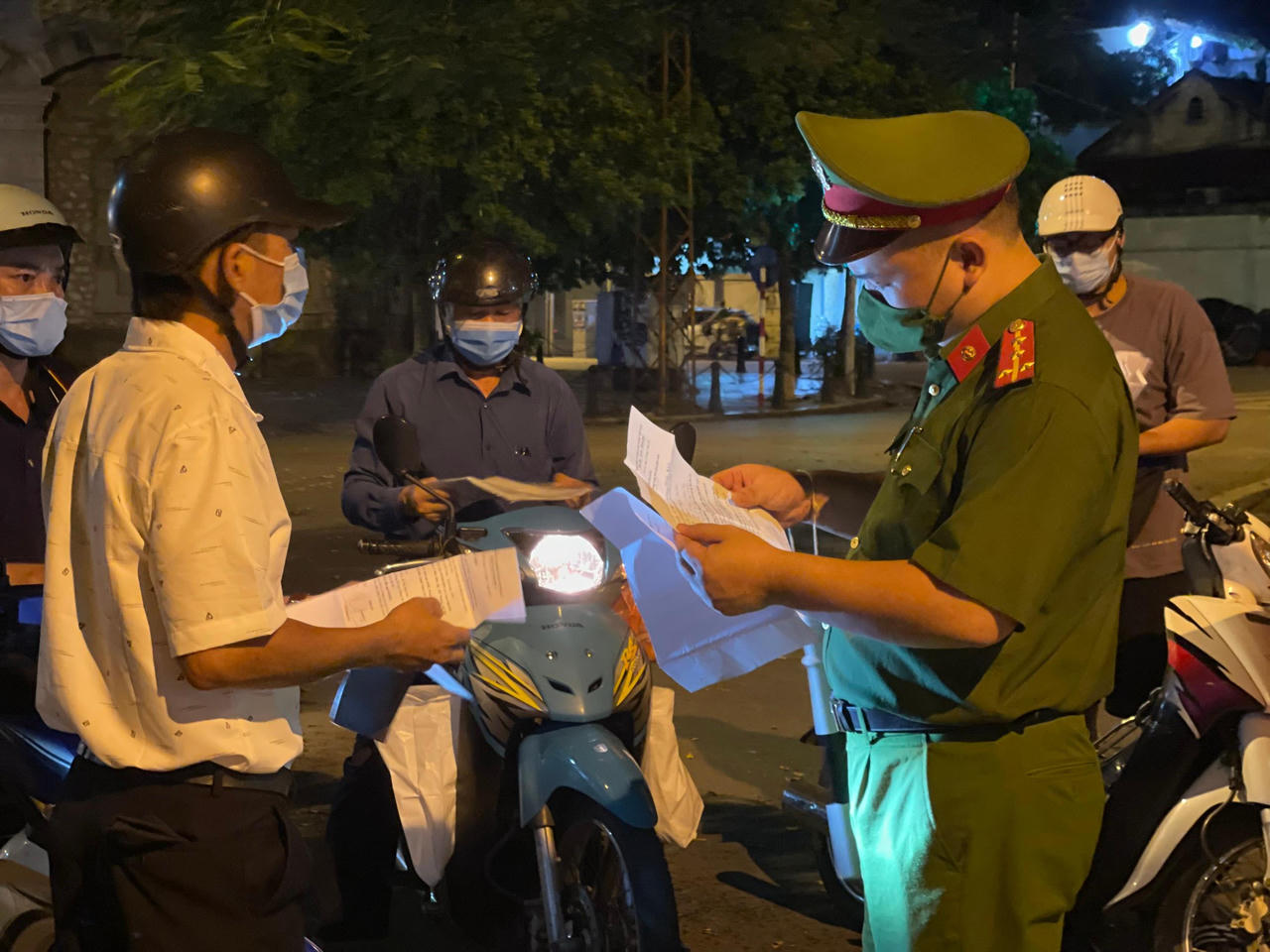 'Căng mình' kiểm soát người đi liều, vượt chốt ở Hà Nội