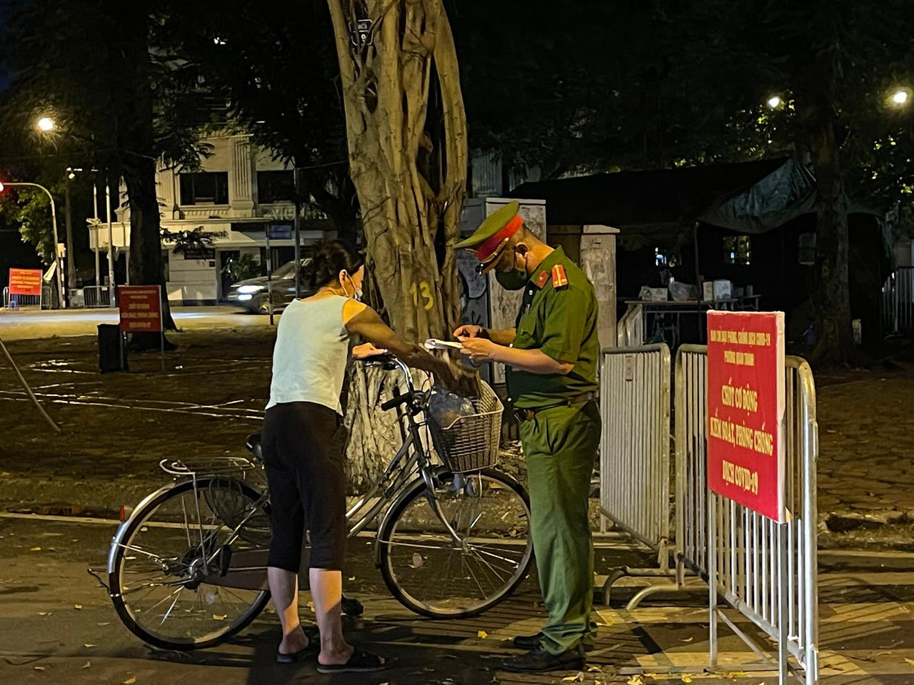 'Căng mình' kiểm soát người đi liều, vượt chốt ở Hà Nội