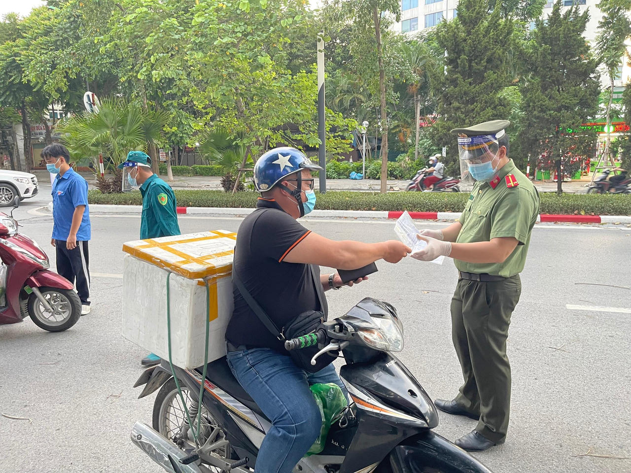 'Căng mình' kiểm soát người đi liều, vượt chốt ở Hà Nội