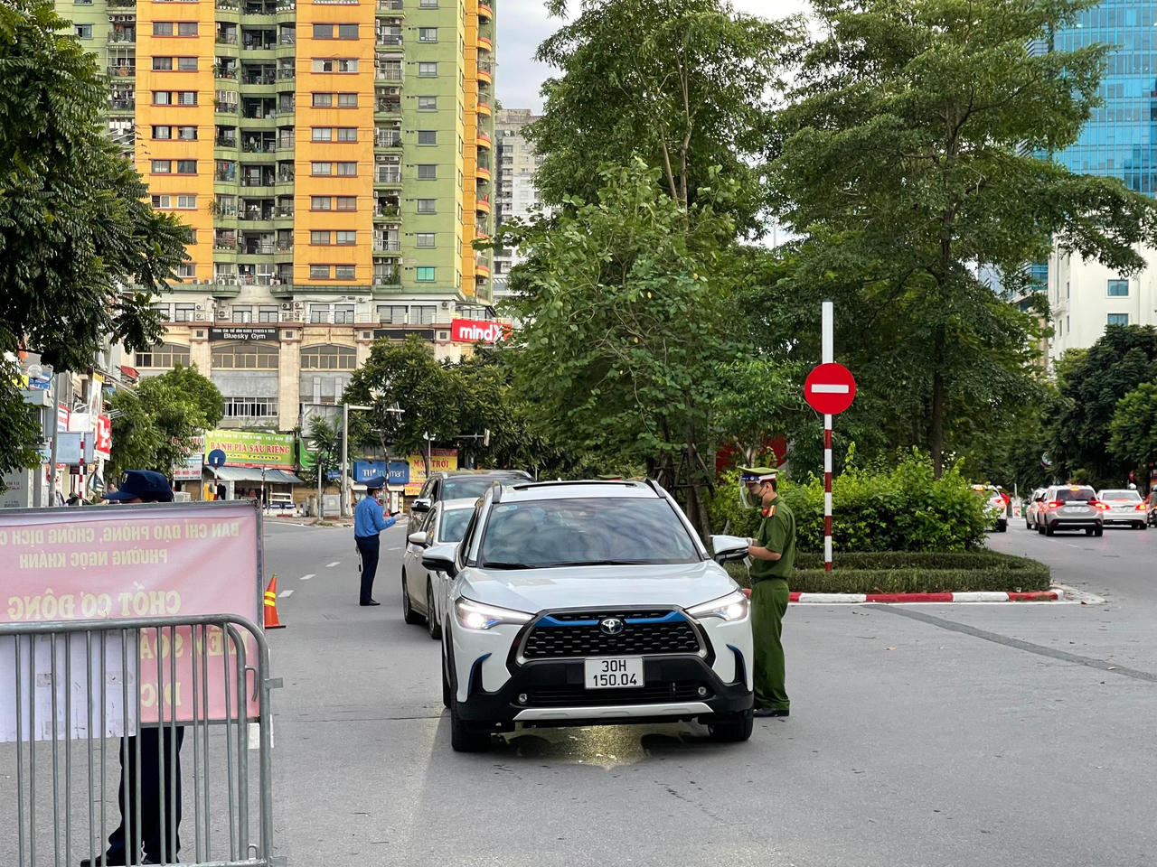 'Căng mình' kiểm soát người đi liều, vượt chốt ở Hà Nội