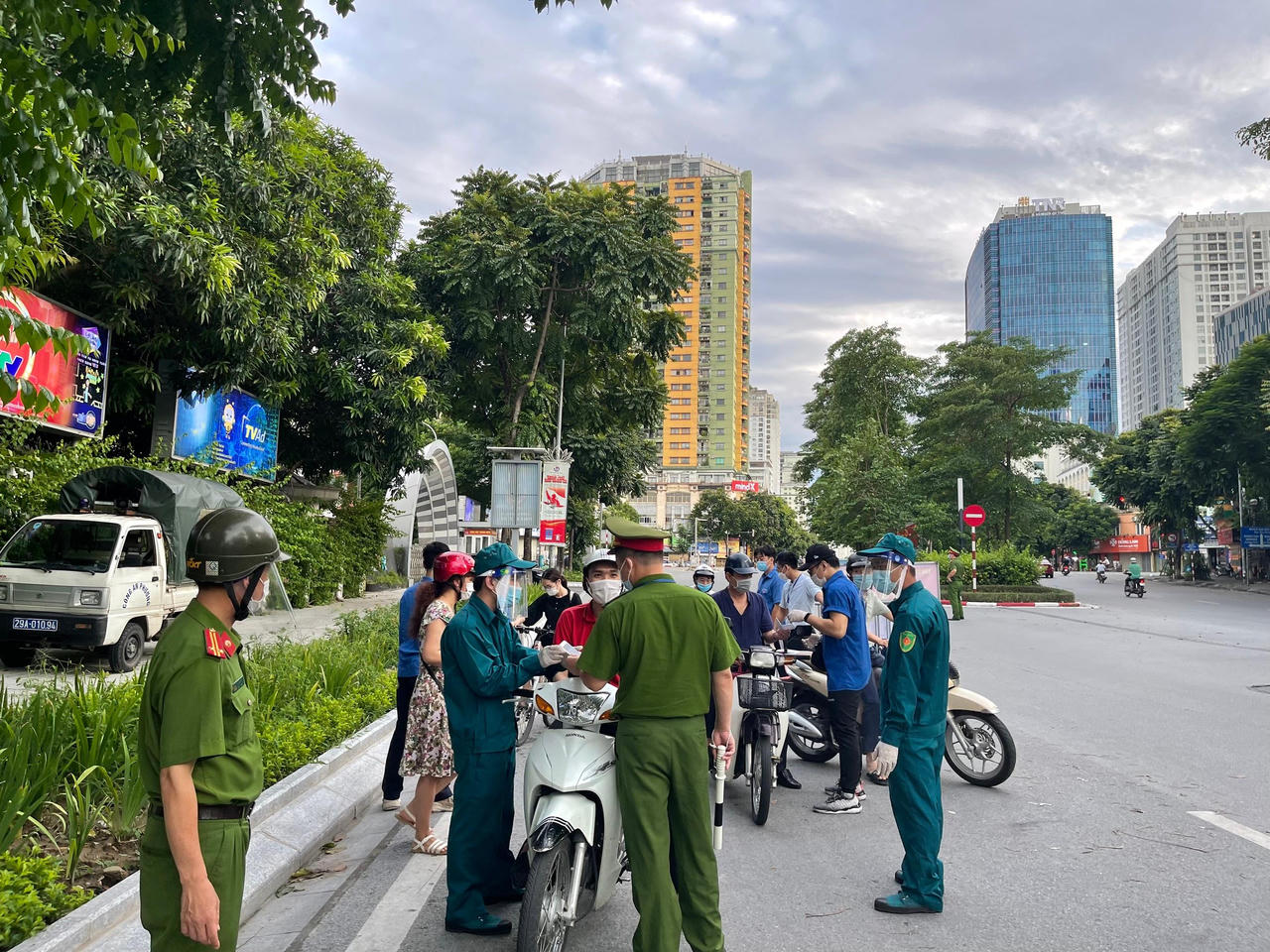 'Căng mình' kiểm soát người đi liều, vượt chốt ở Hà Nội
