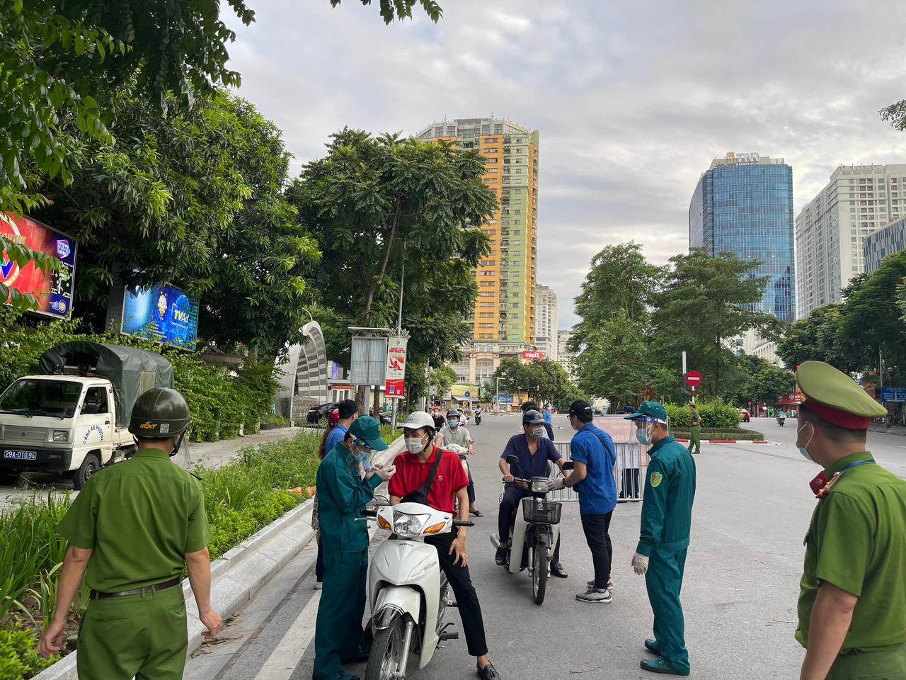 'Căng mình' kiểm soát người đi liều, vượt chốt ở Hà Nội