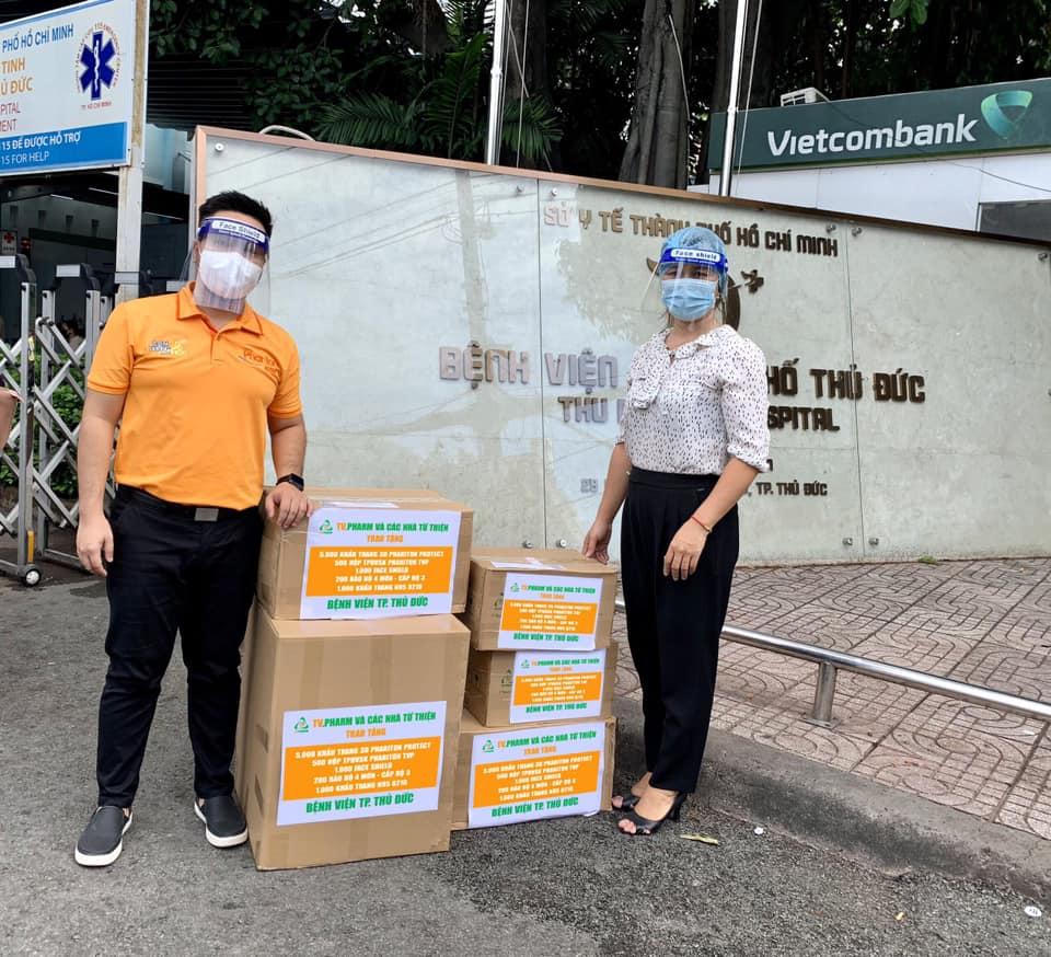 Dược phẩm TV.Pharm và các nhà hảo tâm trao tặng vật tư y tế cho bệnh viện tuyến đầu tâm dịch 