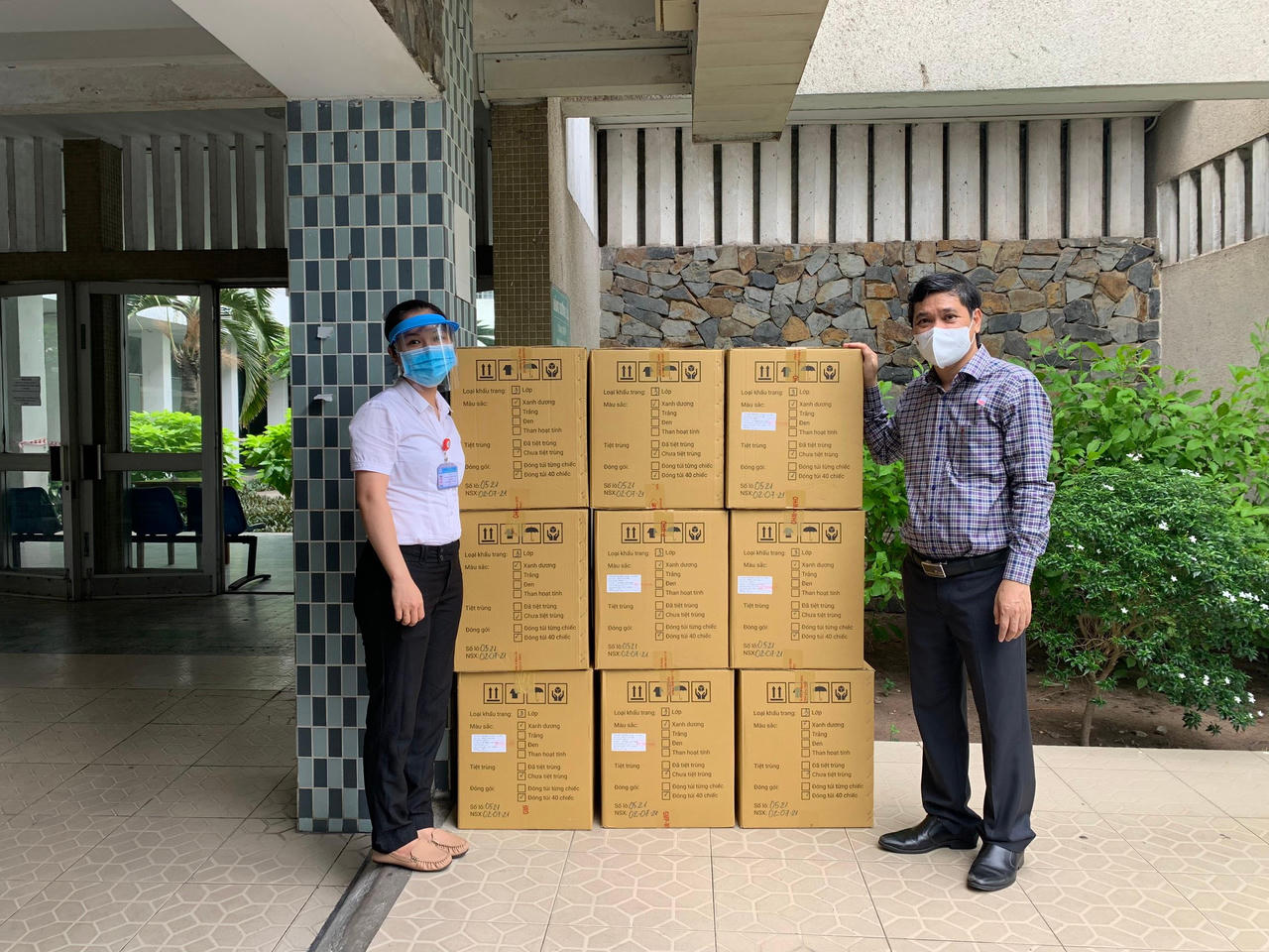 Dược phẩm TV.Pharm và các nhà hảo tâm trao tặng vật tư y tế cho bệnh viện tuyến đầu tâm dịch 