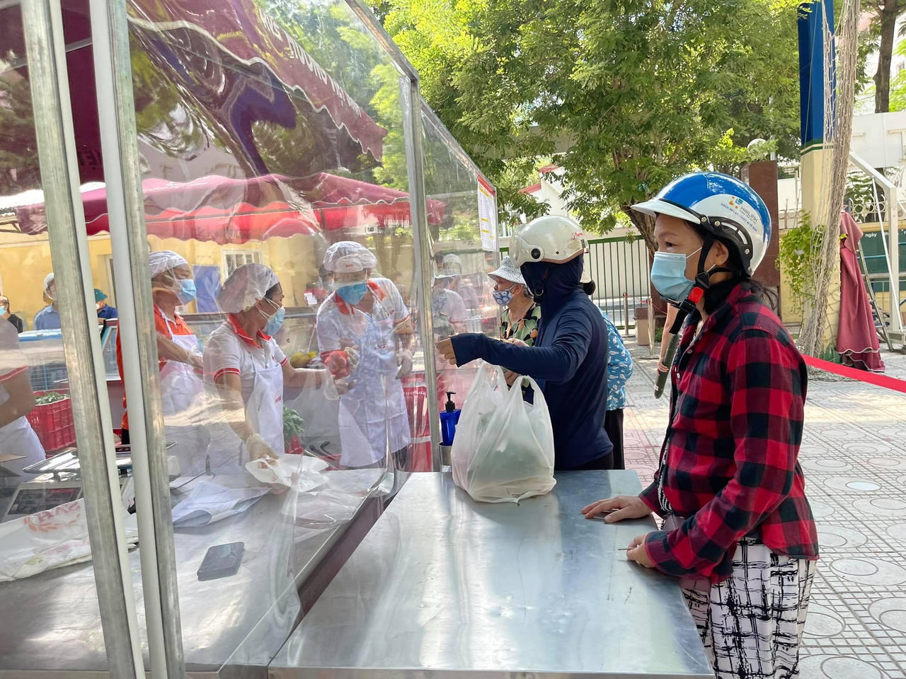 Người dân Hà Nội phấn khởi mua hàng tại các điểm bán lưu động