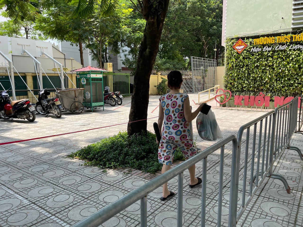 Người dân Hà Nội phấn khởi mua hàng tại các điểm bán lưu động