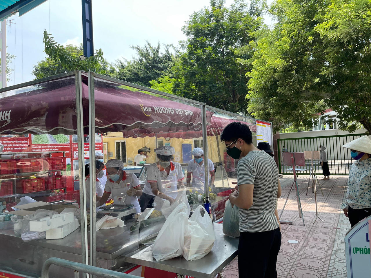 Người dân Hà Nội phấn khởi mua hàng tại các điểm bán lưu động