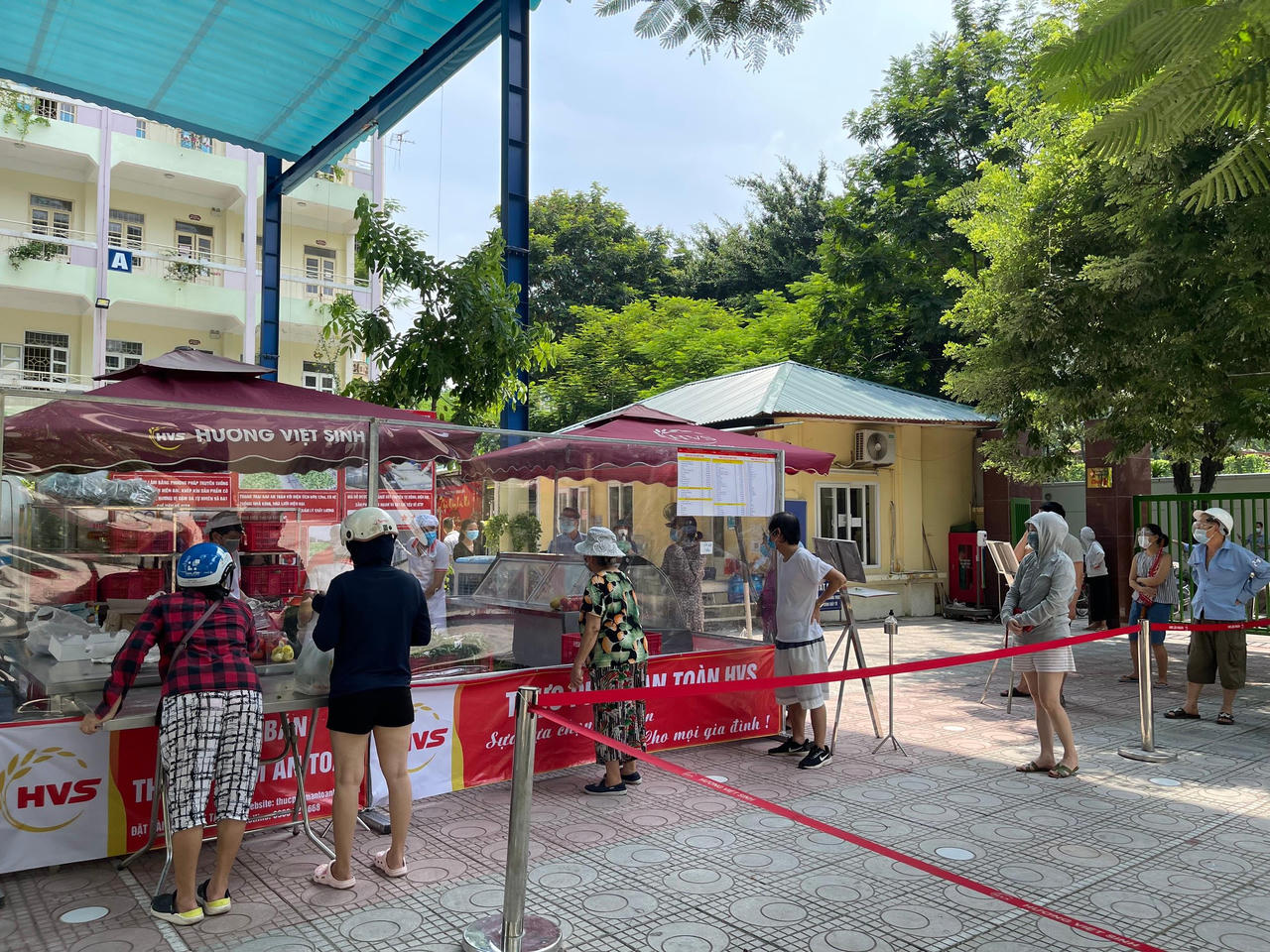 Người dân Hà Nội phấn khởi mua hàng tại các điểm bán lưu động