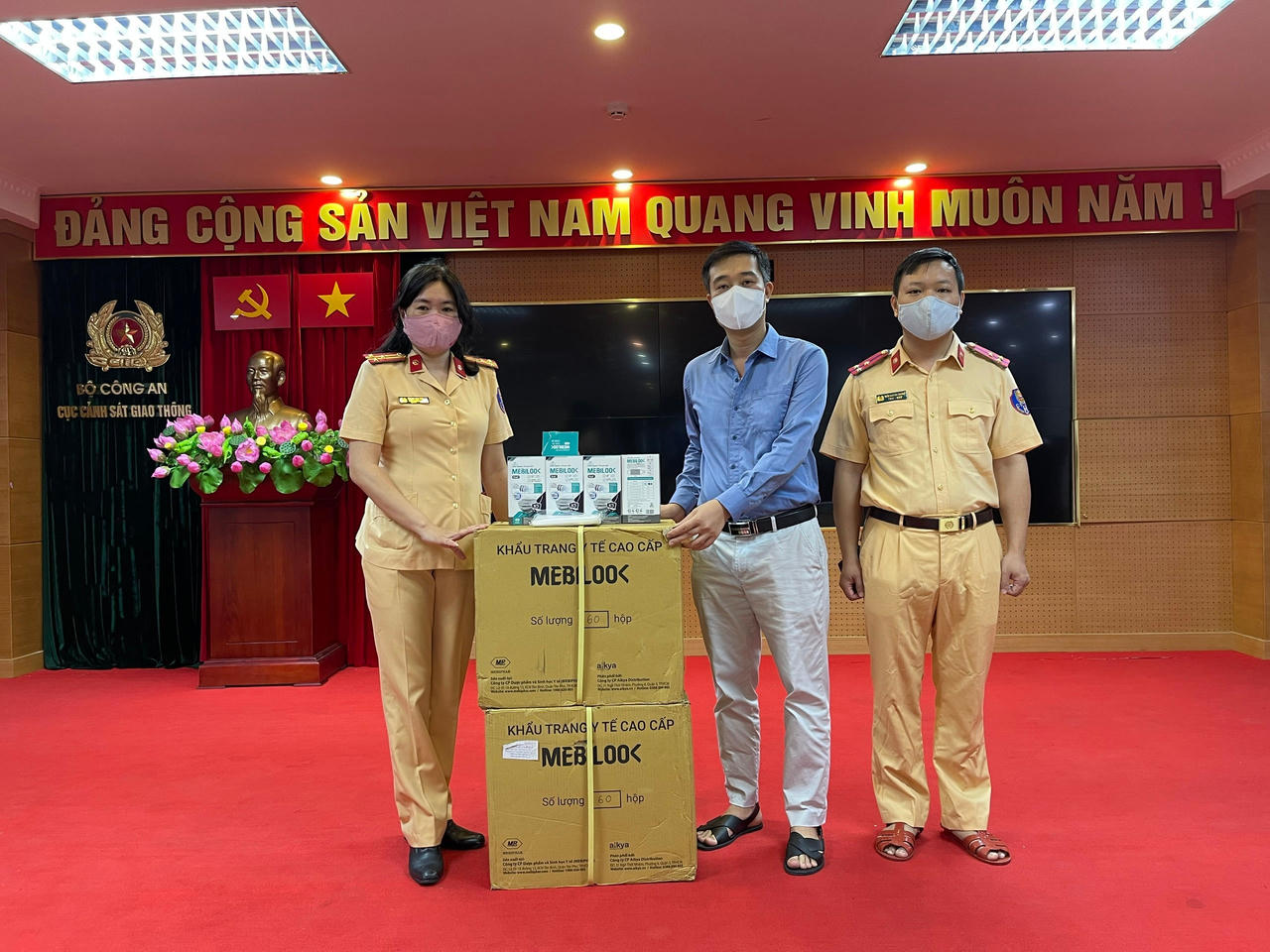 Dược phẩm TV.Pharm và các nhà hảo tâm trao tặng vật tư y tế cho bệnh viện tuyến đầu tâm dịch 