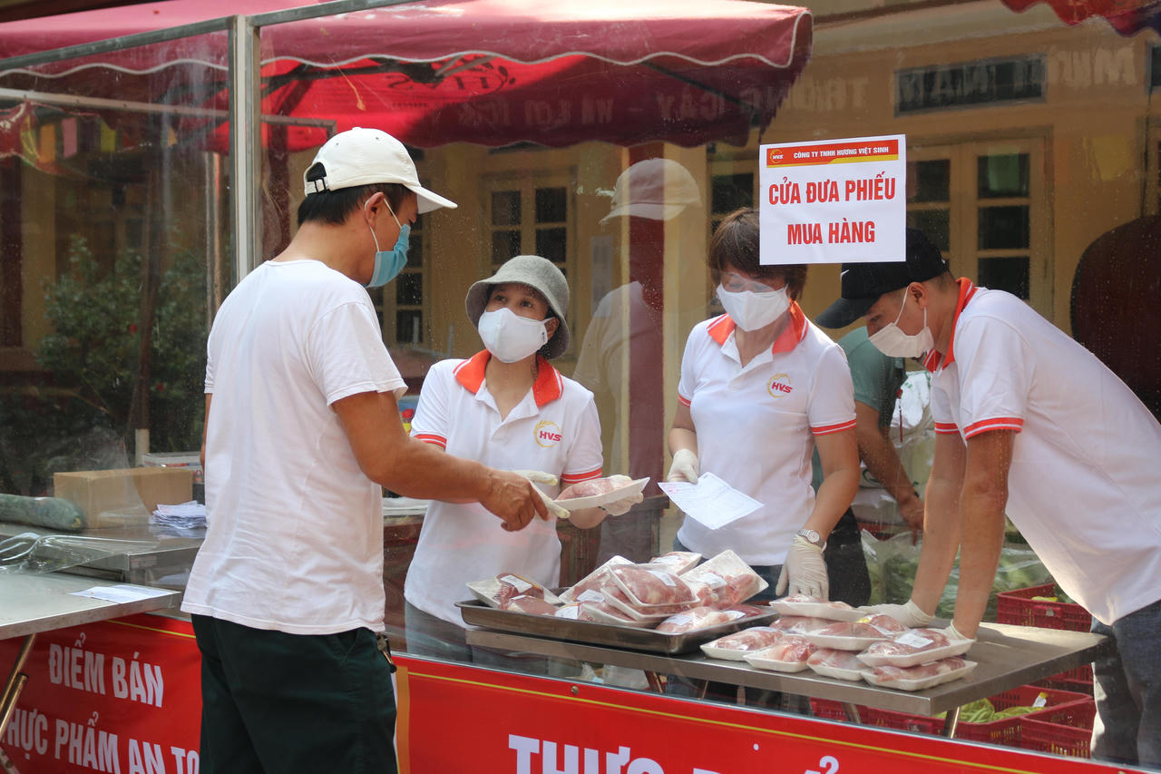 Người dân Hà Nội phấn khởi mua hàng tại các điểm bán lưu động