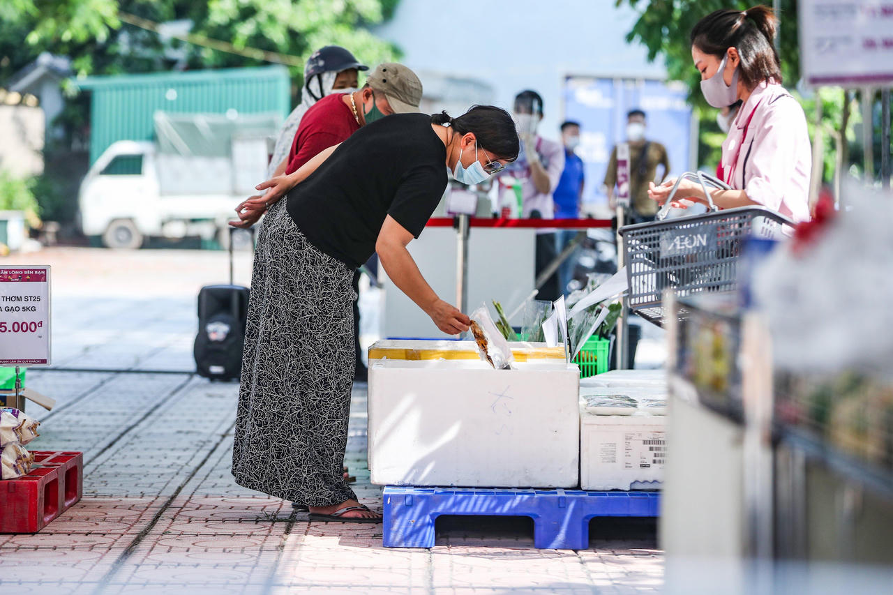 Người dân Hà Nội phấn khởi mua hàng tại các điểm bán lưu động