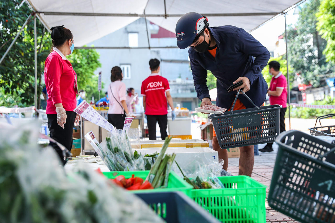 Người dân Hà Nội phấn khởi mua hàng tại các điểm bán lưu động