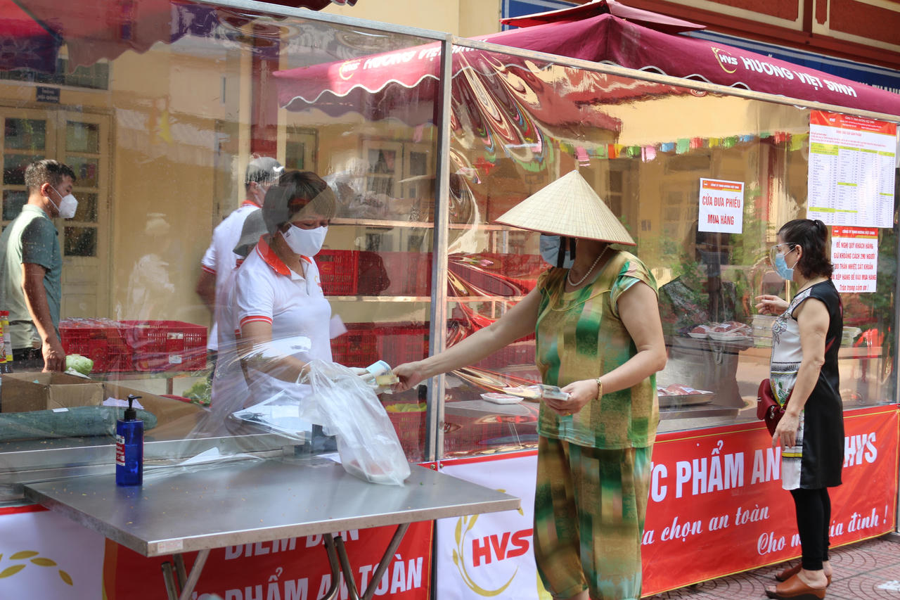 Người dân Hà Nội phấn khởi mua hàng tại các điểm bán lưu động