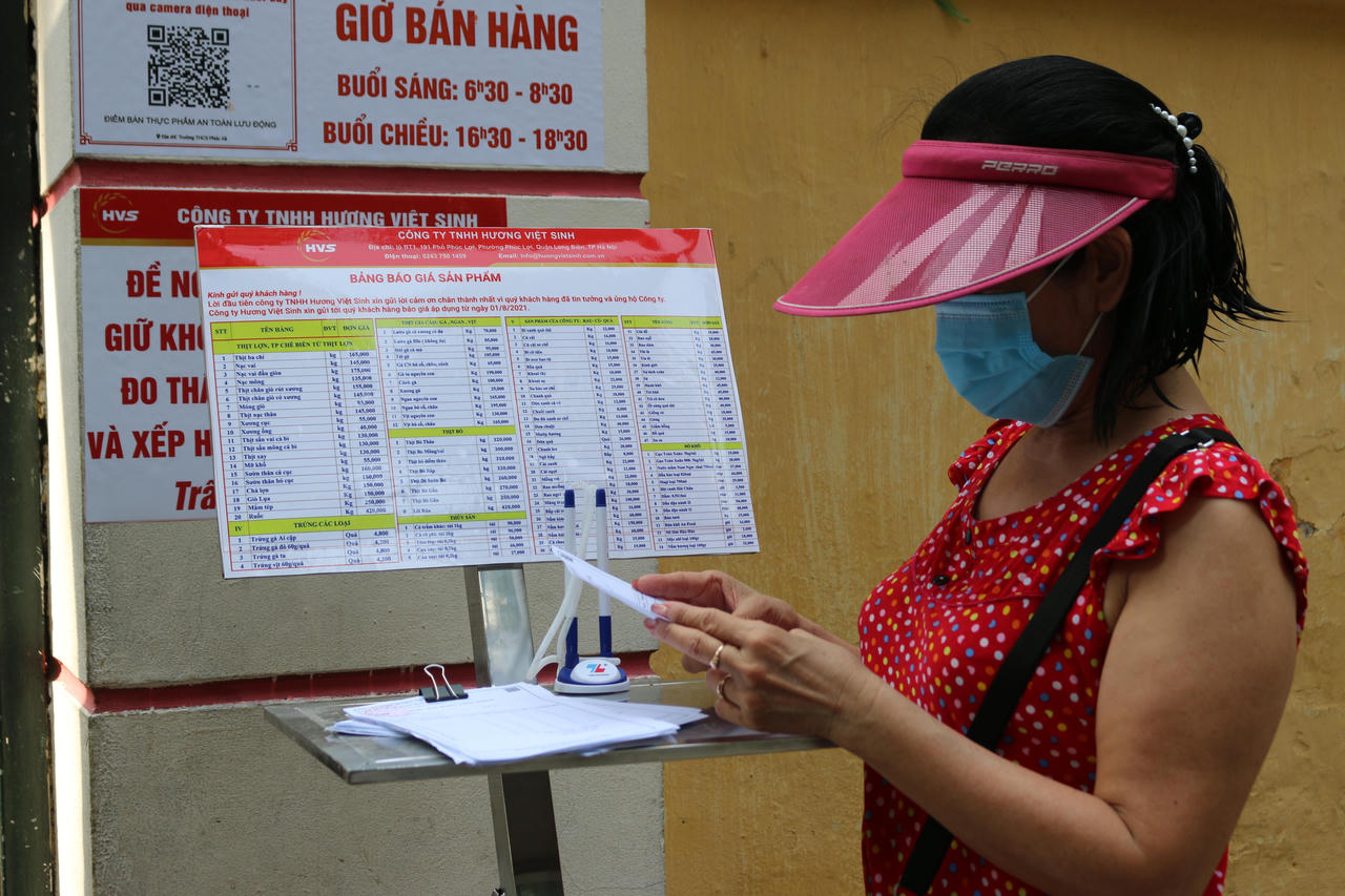 Người dân Hà Nội phấn khởi mua hàng tại các điểm bán lưu động