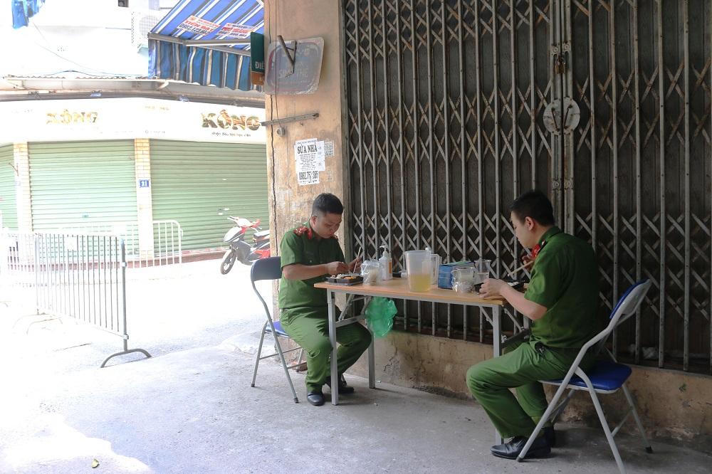 Hãy chung tay cùng những chiến sĩ cảnh sát tuyến đầu chống dịch Hà Nội