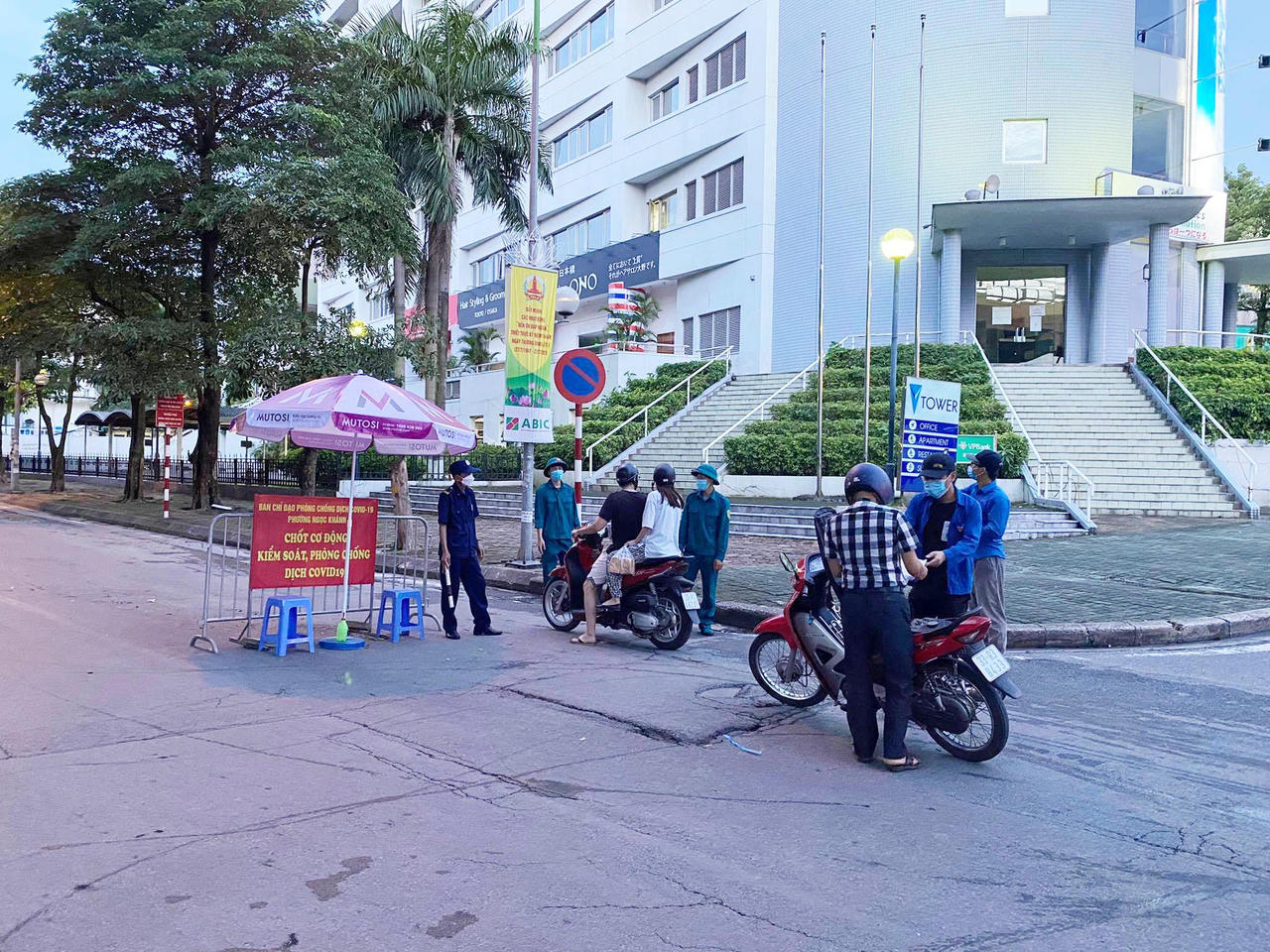 Hãy chung tay cùng những chiến sĩ cảnh sát tuyến đầu chống dịch Hà Nội