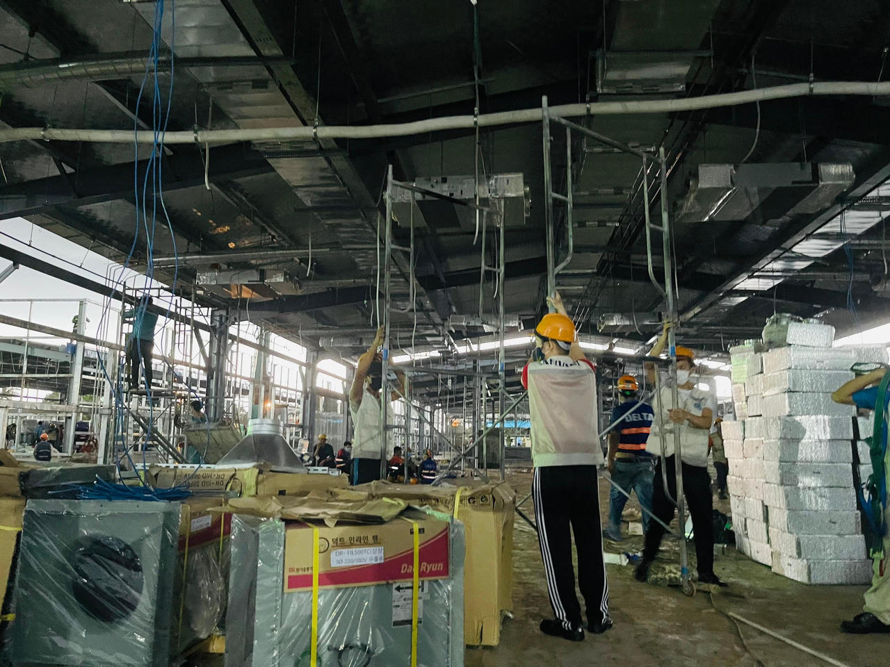 Mục sở thị bên trong Bệnh viện dã chiến có 850 công nhân thần tốc ngày đêm xây dựng 
