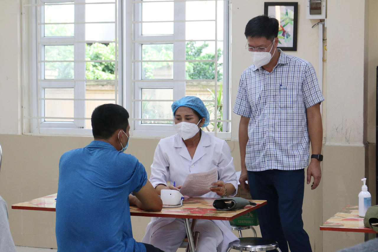 Người dân phấn khởi đi tiêm vaccine ngừa COVID-19