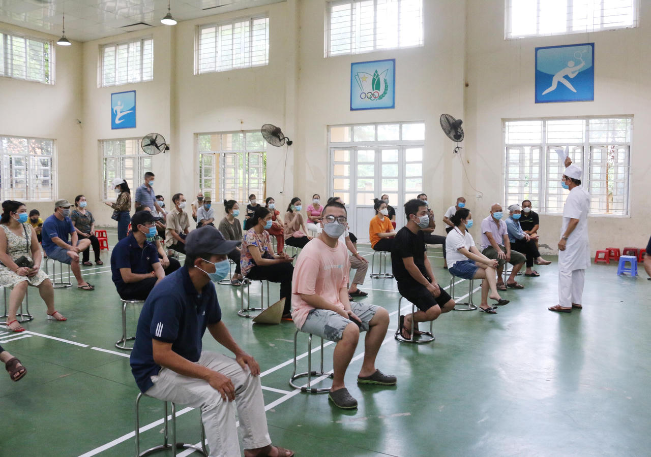 Người dân phấn khởi đi tiêm vaccine ngừa COVID-19