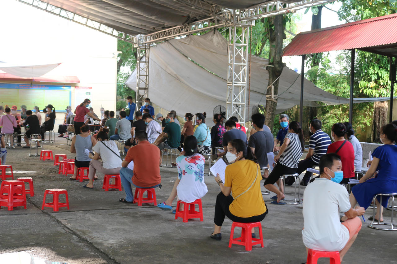 Người dân phấn khởi đi tiêm vaccine ngừa COVID-19