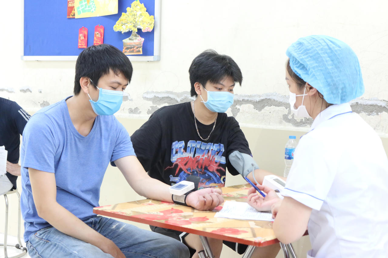 Người dân phấn khởi đi tiêm vaccine ngừa COVID-19