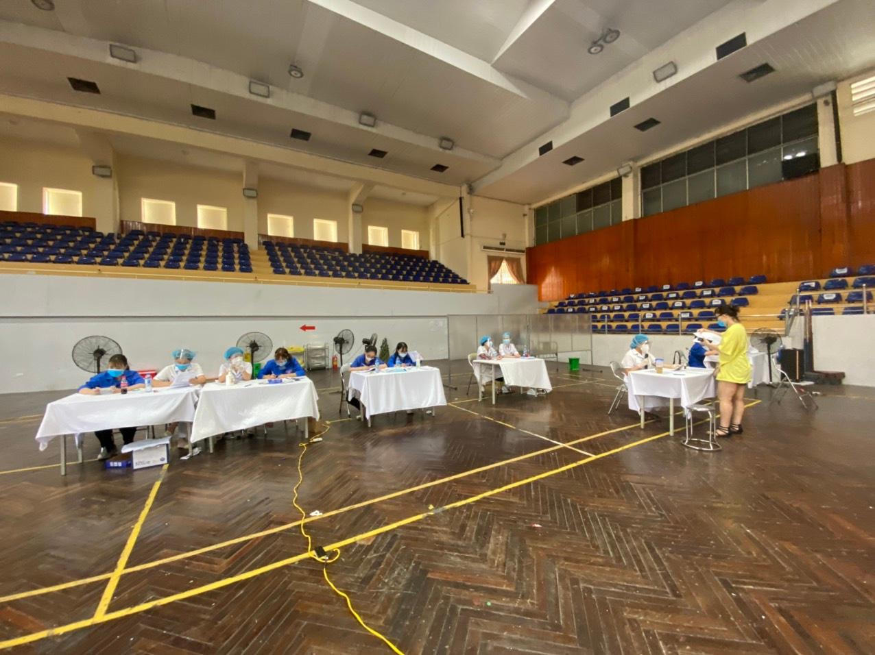 Người dân phấn khởi đi tiêm vaccine ngừa COVID-19