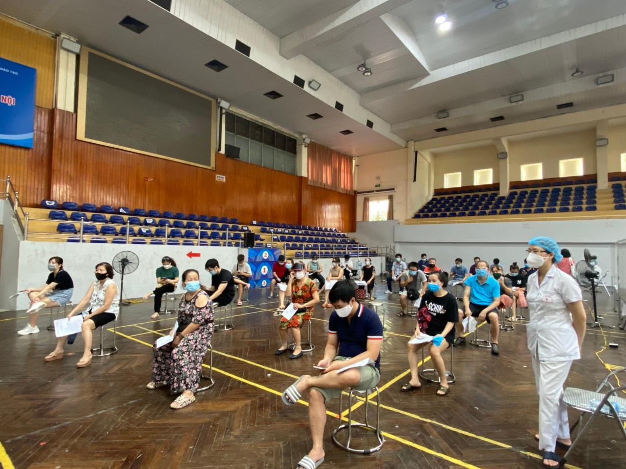 Người dân phấn khởi đi tiêm vaccine ngừa COVID-19