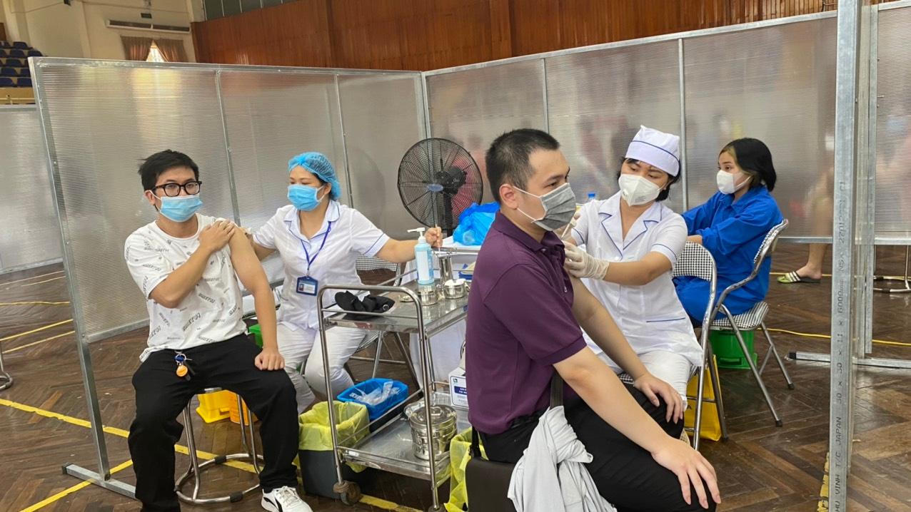 Người dân phấn khởi đi tiêm vaccine ngừa COVID-19