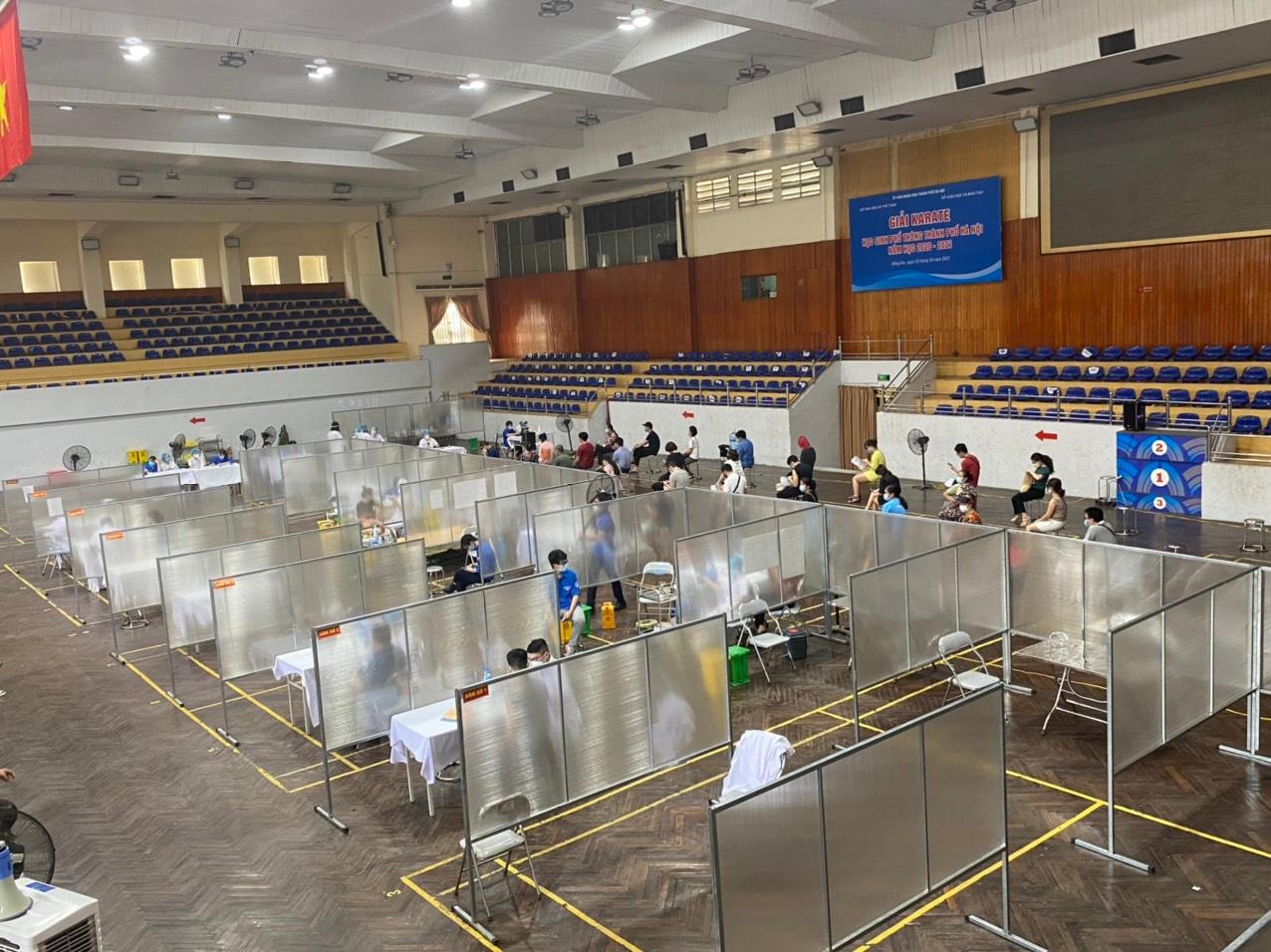 Người dân phấn khởi đi tiêm vaccine ngừa COVID-19