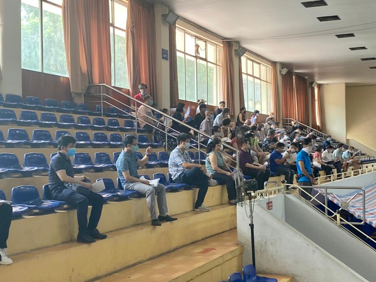 Người dân phấn khởi đi tiêm vaccine ngừa COVID-19