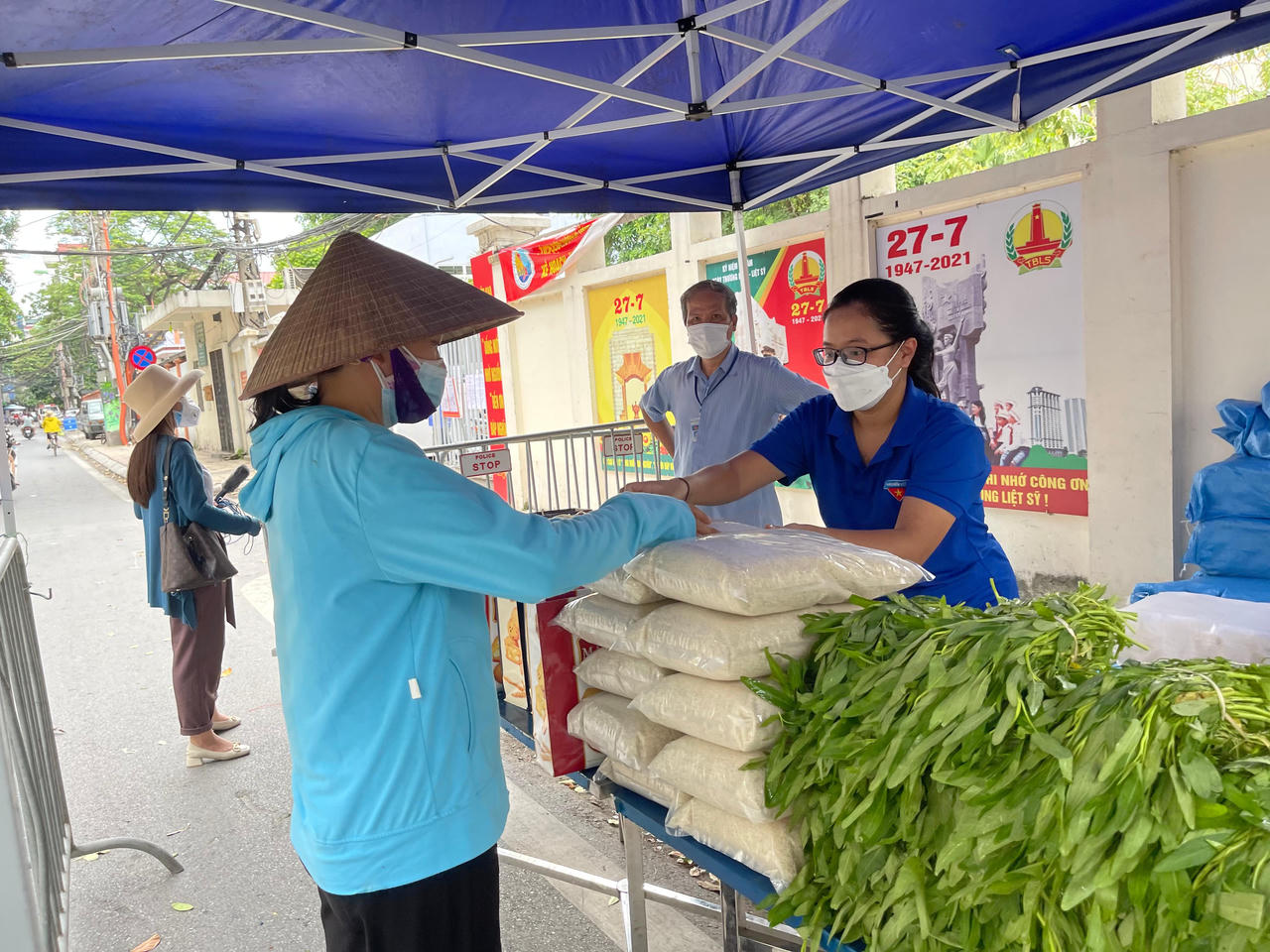 Ấm áp tình người giữa khu lao động nghèo Hà Nội