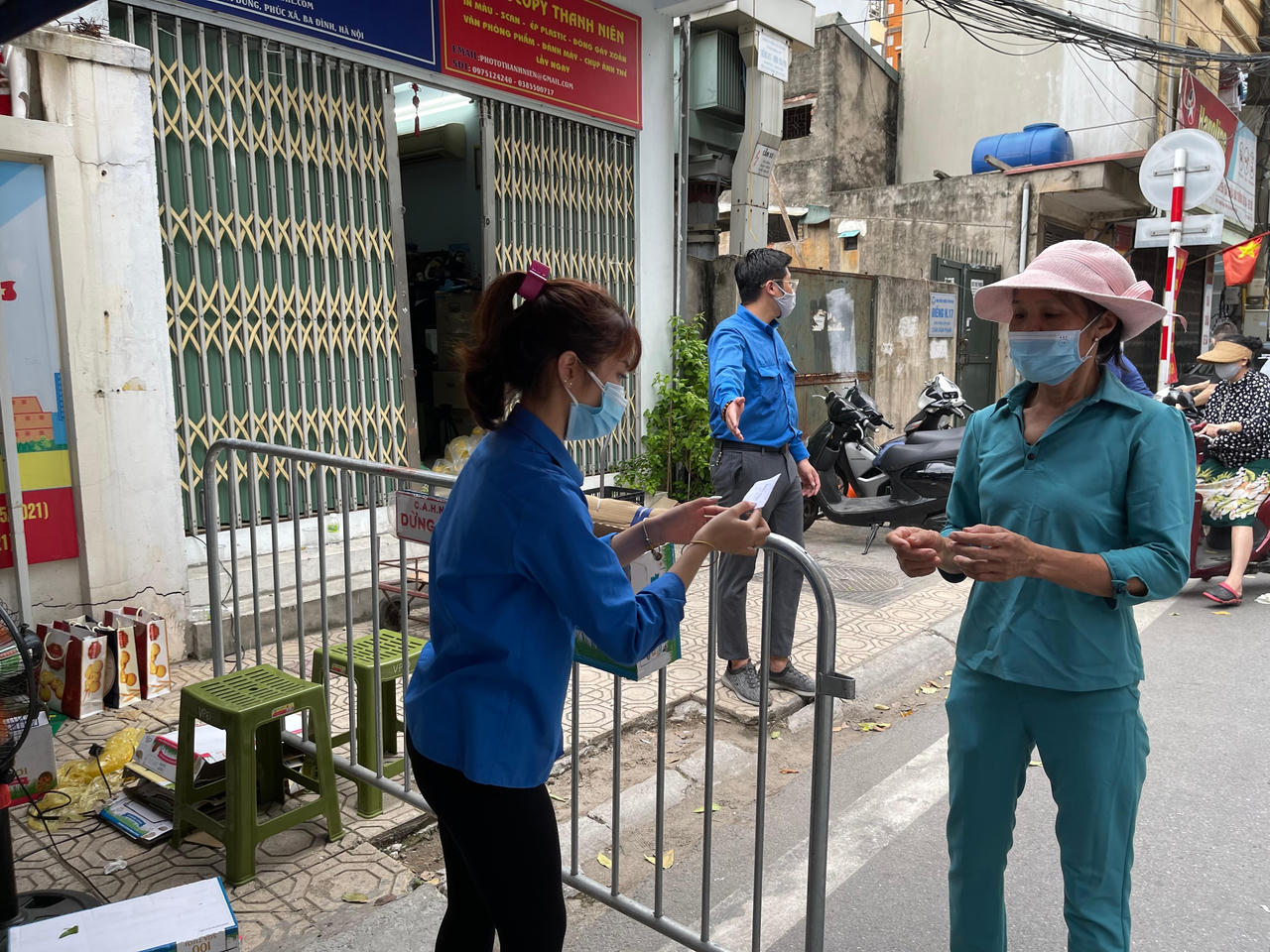 Ấm áp tình người giữa khu lao động nghèo Hà Nội