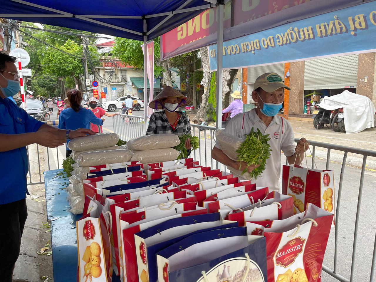 Ấm áp tình người giữa khu lao động nghèo Hà Nội