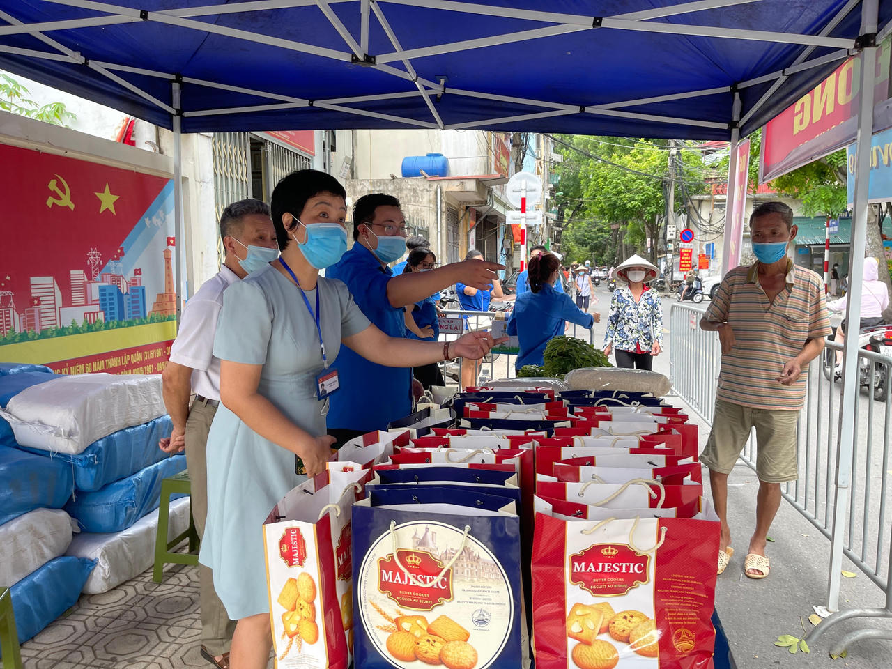 Ấm áp tình người giữa khu lao động nghèo Hà Nội