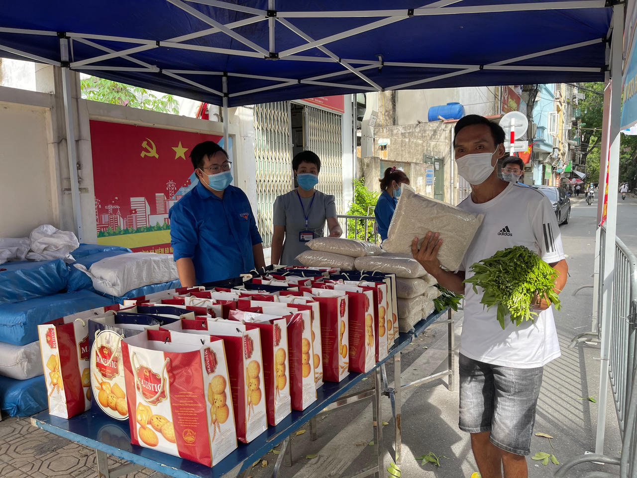 Ấm áp tình người giữa khu lao động nghèo Hà Nội