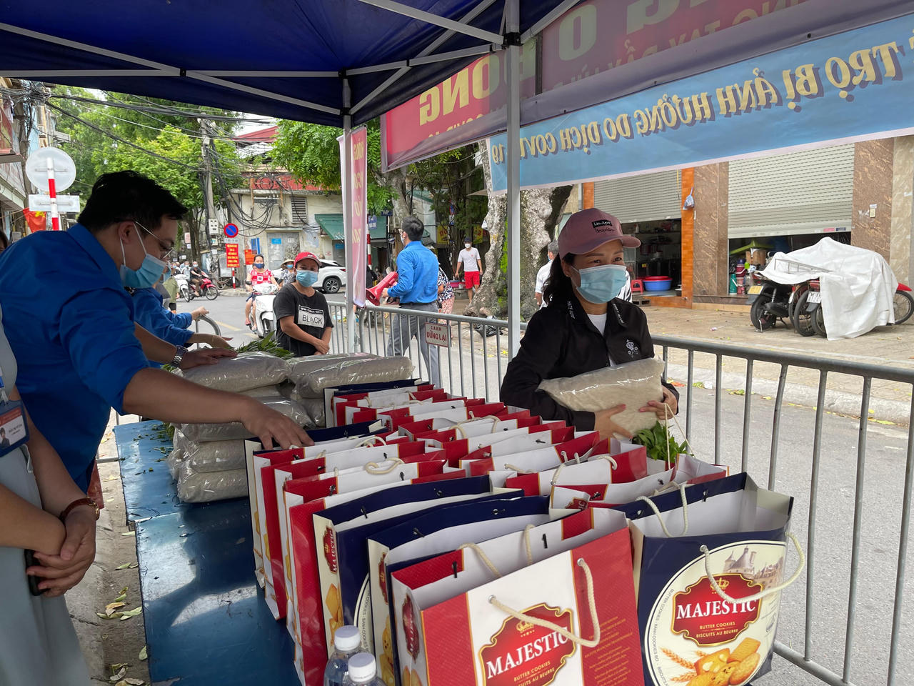 Ấm áp tình người giữa khu lao động nghèo Hà Nội